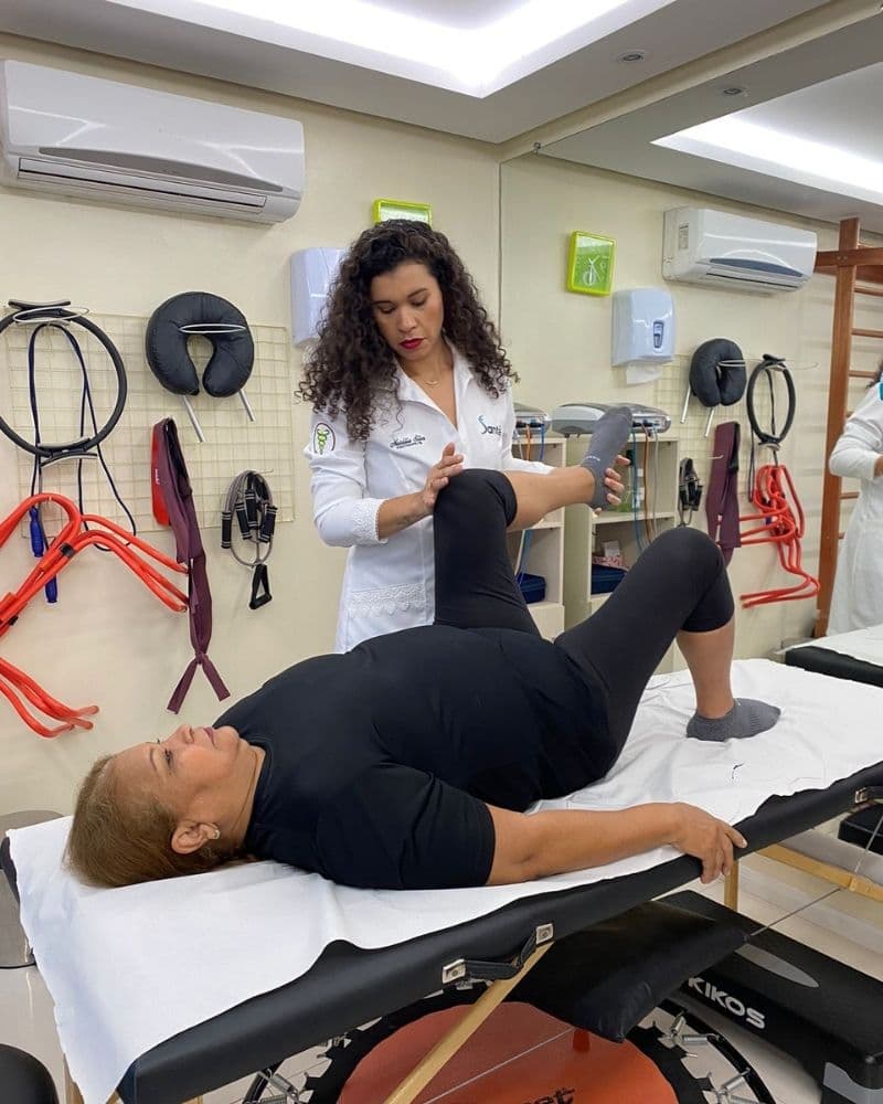Fisioterapeuta atendendo paciente na Santé